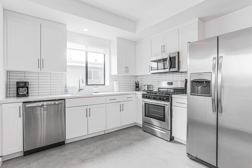 More Photos Of 2301 S Cloverdale Ave, Los Angeles Apartments For Sale