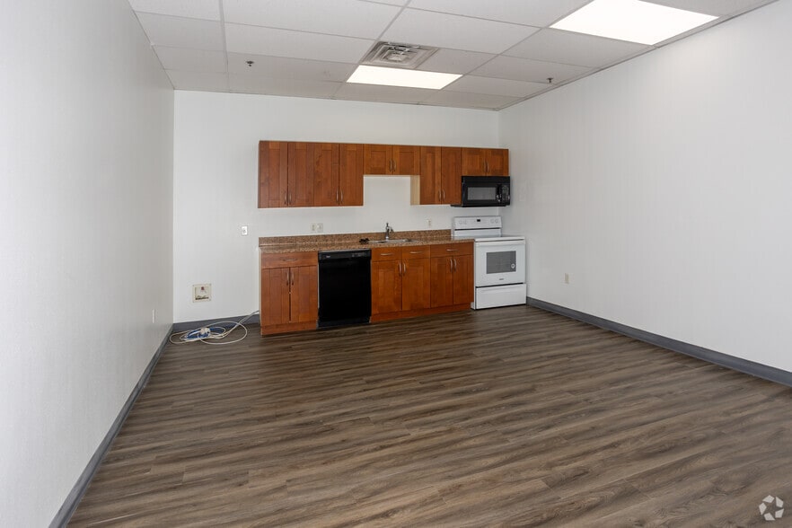 More Photos Of 2213 E Pioneer Dr, Irving Manufacturing For Lease