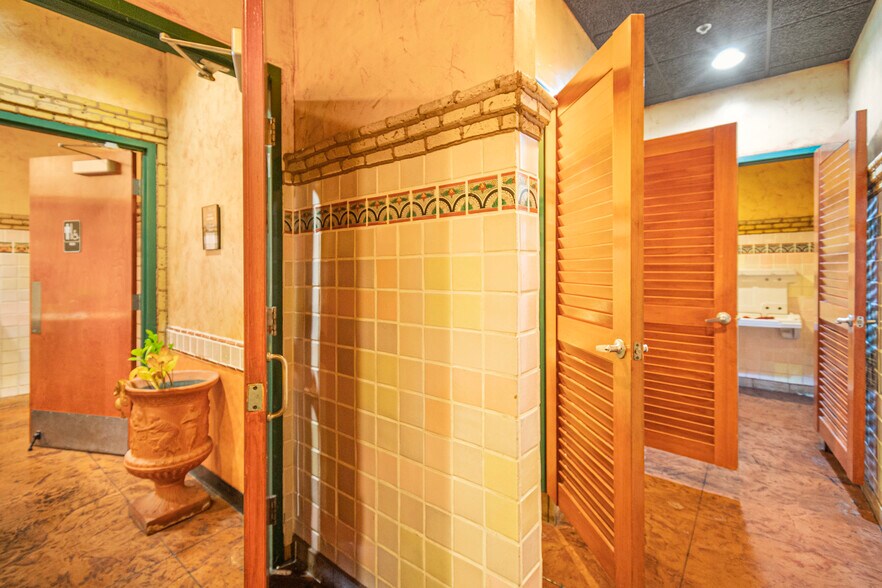 More Photos Of 2807 W 10th Ave, Kennewick General Retail For Sale