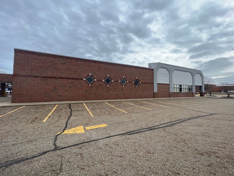 More Photos Of 3010 Whipple Ave NW, Canton Drugstore For Lease