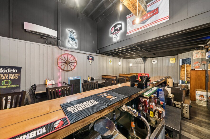 More Photos Of 2015 1st St, Tillamook General Retail For Sale