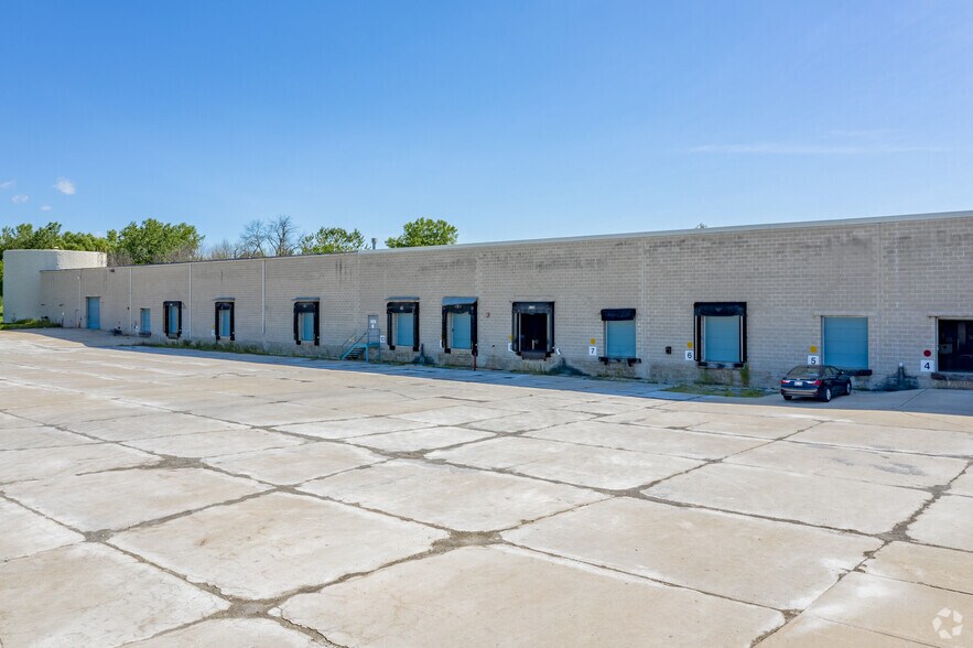 More Photos Of 1000 W Donges Bay Rd, Mequon Flex For Lease