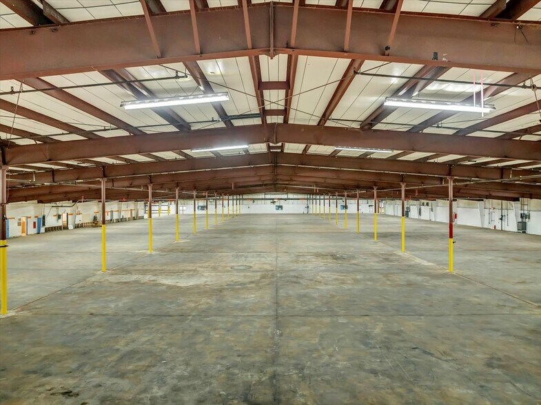 More Photos Of 206 Mathews St, Barnesville Distribution For Sale