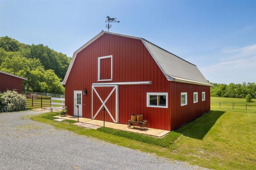More Photos Of 640 Orchard Dr, Bridport Flex For Sale
