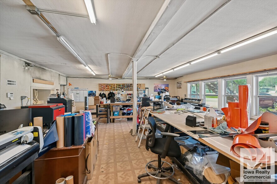 More Photos Of 520 Franklin St, Center Point Industrial For Sale