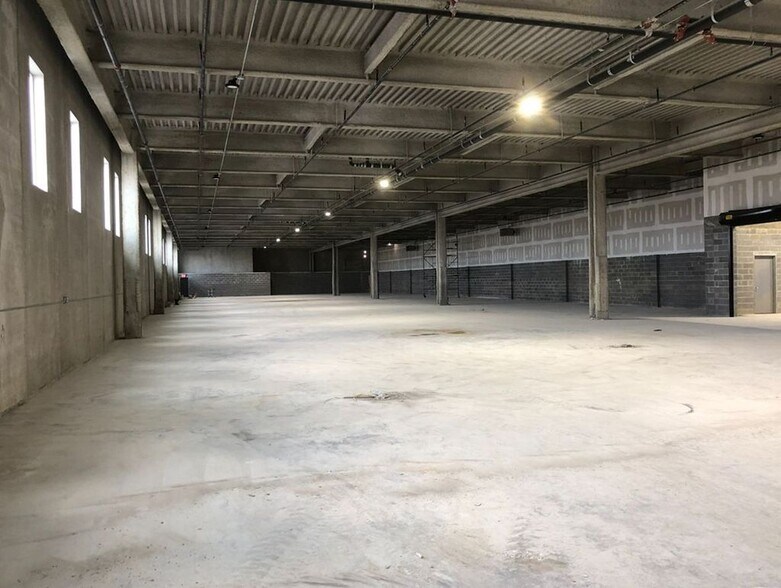 More Photos Of 568 Meserole St, Brooklyn Warehouse For Lease