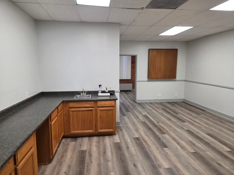 More Photos Of 26810 Oak Ave, Canyon Country Warehouse For Lease