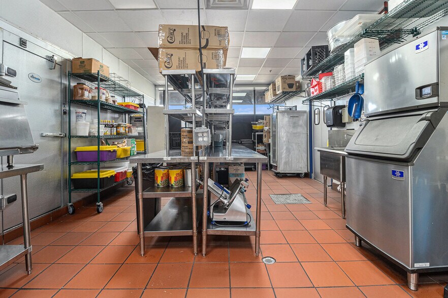 More Photos Of 1105 Main St, Forest Park Freestanding For Lease