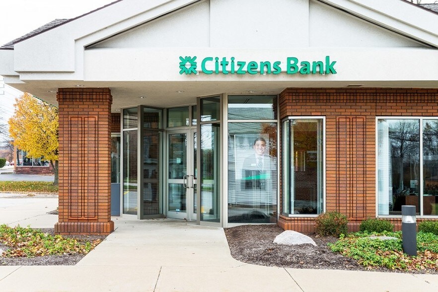 More Photos Of 690 Richmond Rd, Richmond Heights Bank For Lease