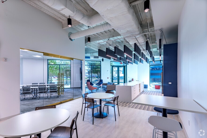 More Photos Of 9144 Arrowpoint Blvd, Charlotte Office For Lease