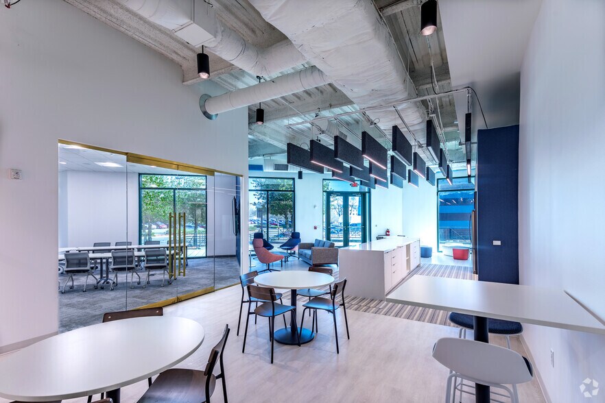 More Photos Of 9144 Arrowpoint Blvd, Charlotte Office For Sale