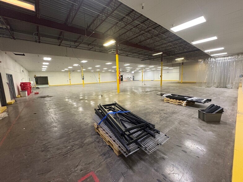More Photos Of 100 Chamber Plz, Charleroi Supermarket For Lease