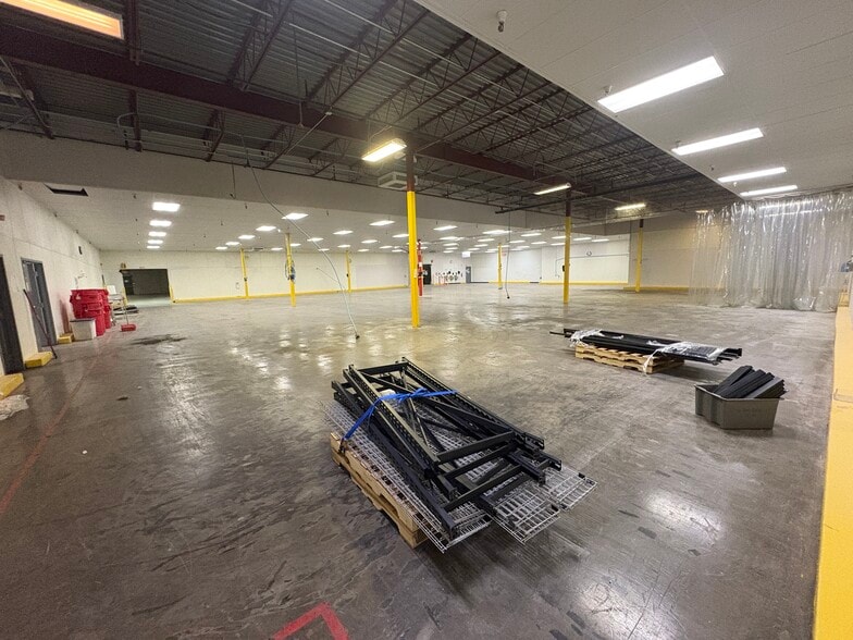 More Photos Of 100 Chamber Plz, Charleroi Supermarket For Lease