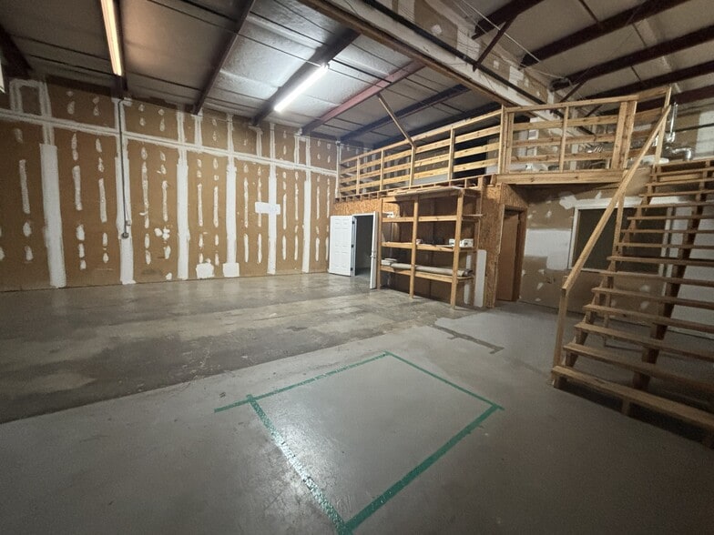 More Photos Of 1110 W Butler Rd, Greenville Light Distribution For Lease