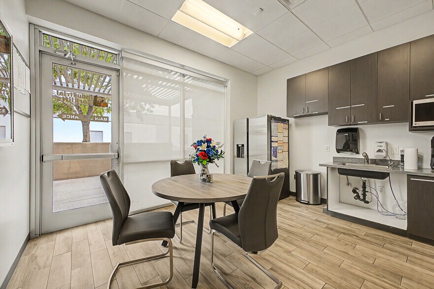 More Photos Of 230 N 48th Ave, Phoenix Manufacturing For Lease