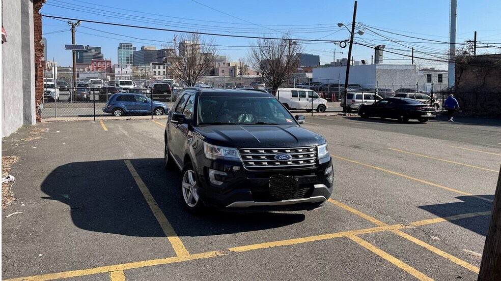 More Photos Of 18 Oliver St, Newark Office For Lease