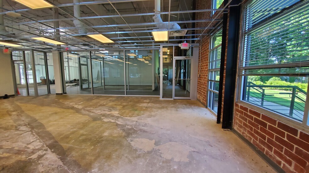 More Photos Of 1425 Ellsworth Industrial Dr, Atlanta Storefront Retail Office For Lease