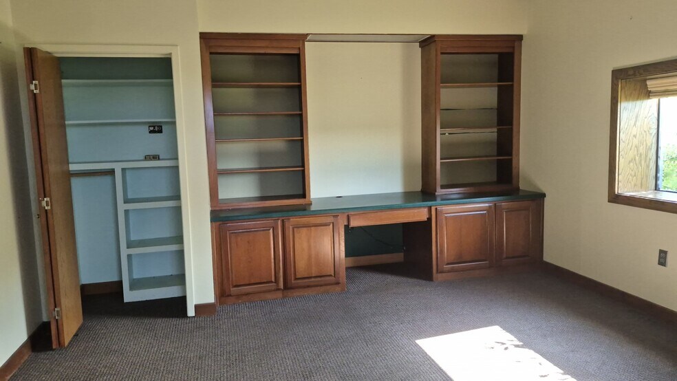 More Photos Of 400 Aviation Plz, Hot Springs Manufacturing For Lease