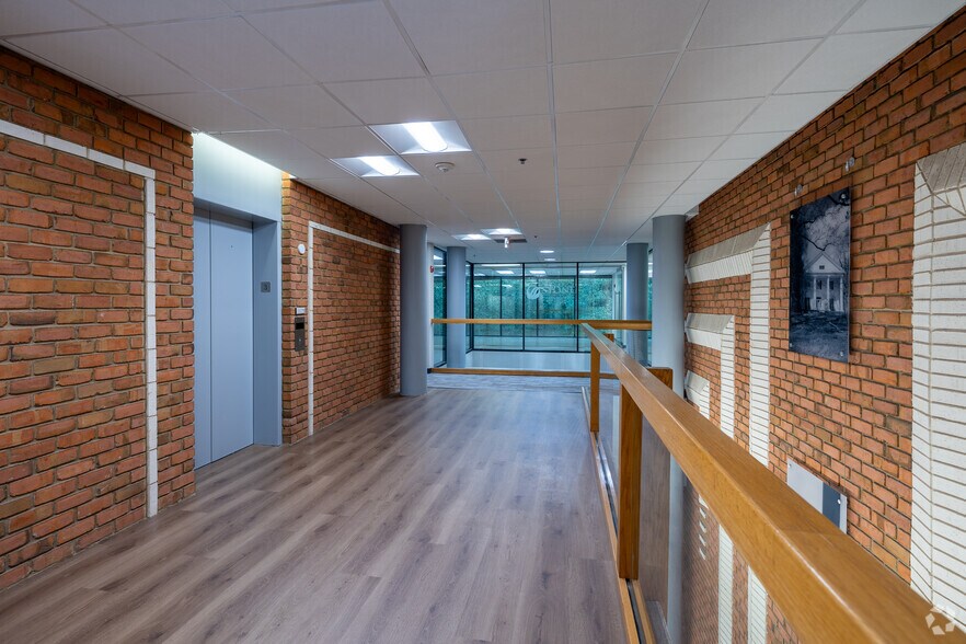 More Photos Of 9755 Dogwood Rd, Roswell Office For Lease