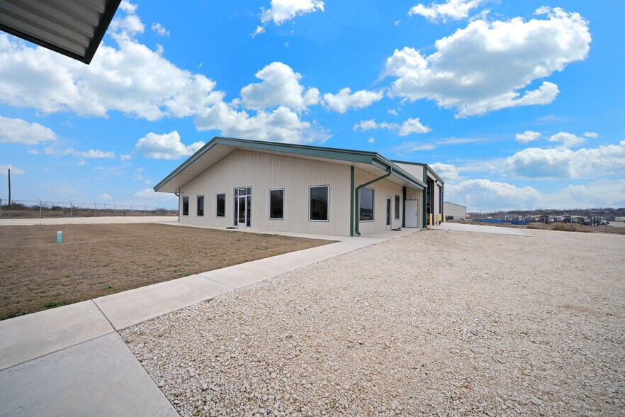 More Photos Of 200 N Yule Ave, Charlotte Office For Sale