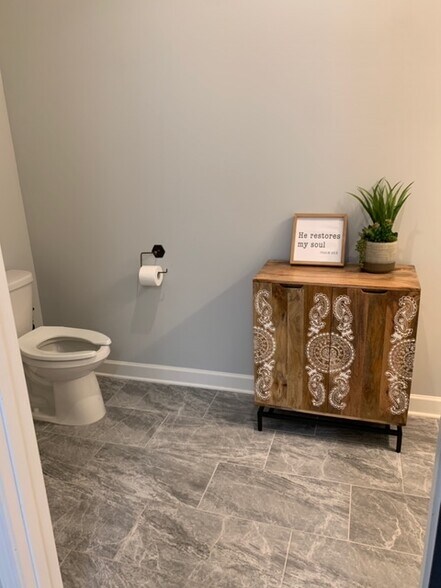 More Photos Of 7947 Players Forest Dr, Memphis Office For Lease