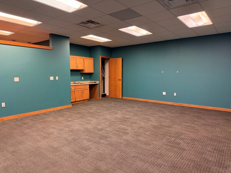 More Photos Of 2009 W Beltline Hwy, Madison Office For Lease