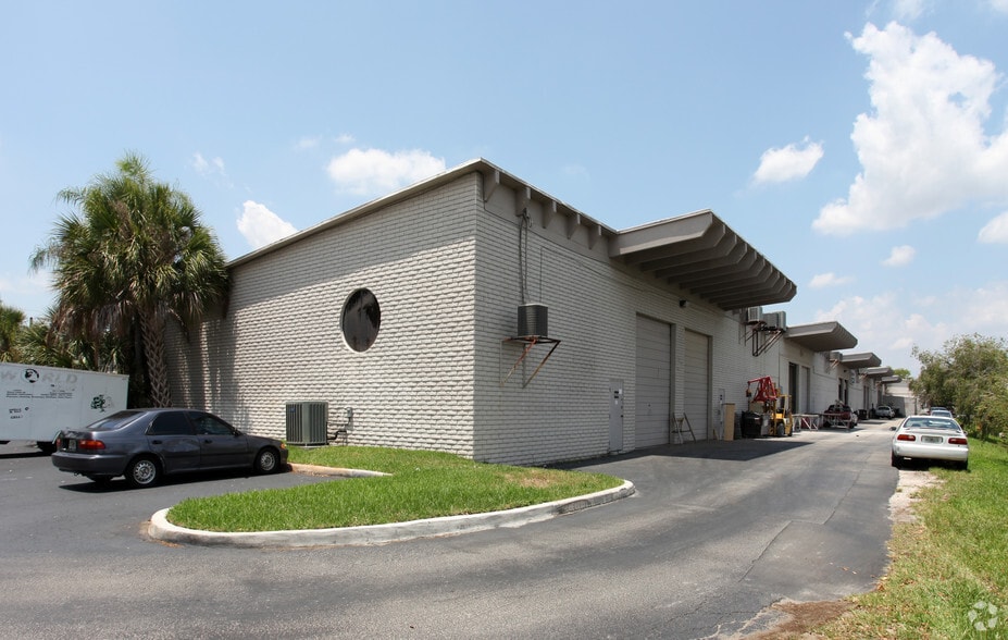 More Photos Of 10001 NW 50th St, Sunrise Light Manufacturing For Lease