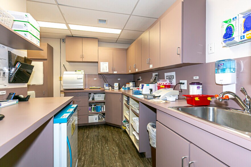 More Photos Of 986-990 Sunrise Hwy, Babylon Medical For Sale