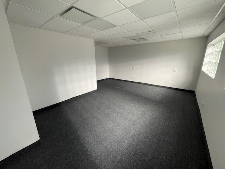 More Photos Of 66-00 Long Island Expy, Maspeth Office For Lease