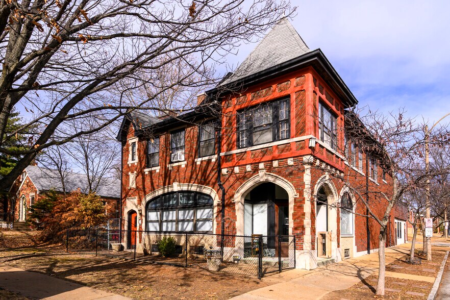 Primary Photo Of 5001 Pernod Ave, Saint Louis Flex For Sale