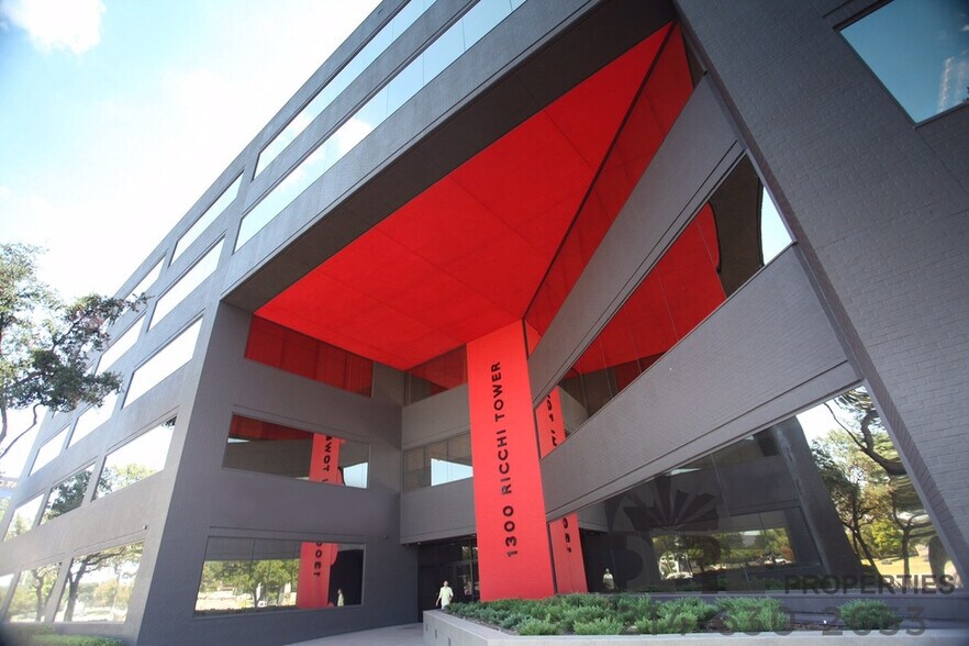 More Photos Of 1300 W Mockingbird Ln, Dallas Office For Lease