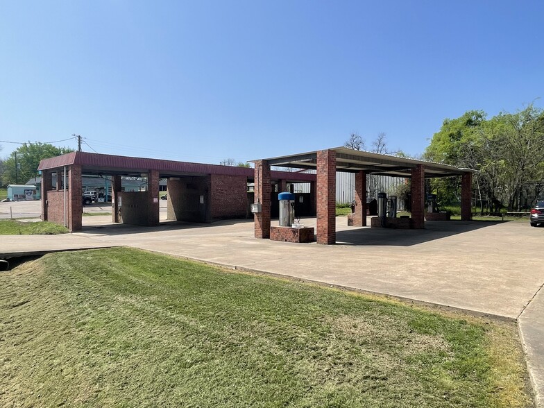 More Photos Of 931 E Dallas Ave, Cooper Self Storage For Sale