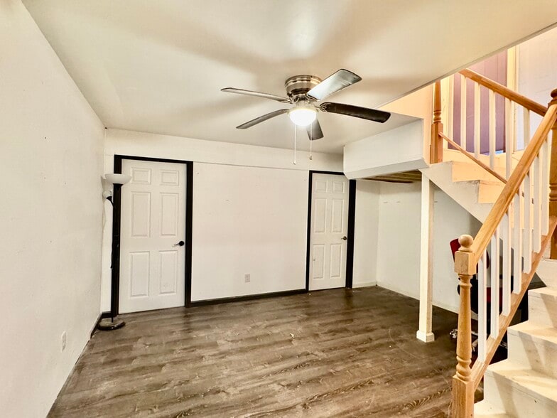 More Photos Of 264 Vauxhall St, New London Warehouse For Sale