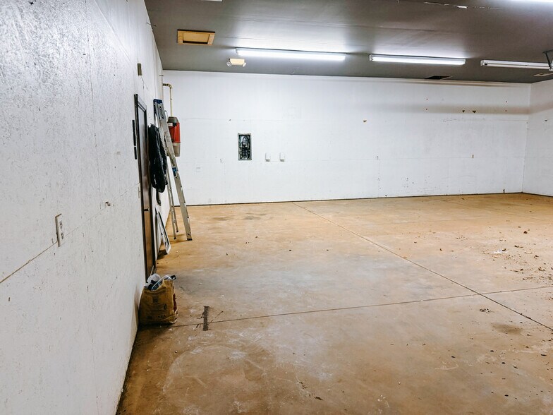 More Photos Of 600 W 18th St, Edmond Flex For Lease