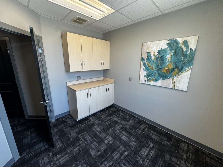 More Photos Of 5790 N 33rd Cir, Lincoln Office For Sale