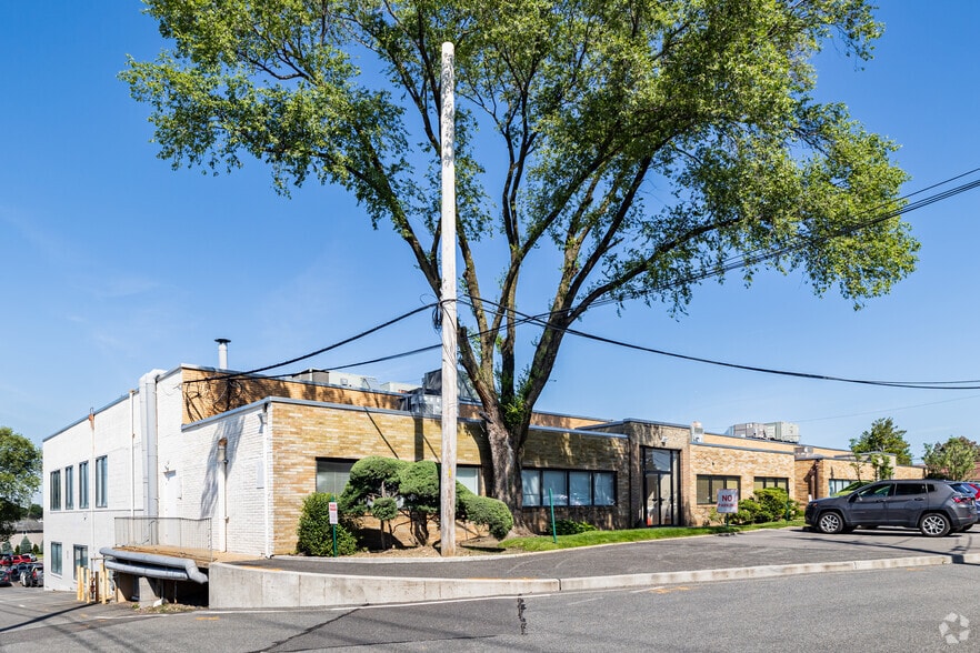 Primary Photo Of 200 Stonehinge Ln, Carle Place Medical For Lease