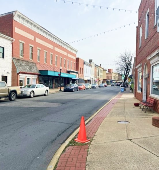 More Photos Of 527 Poplar St, Cambridge Storefront For Lease