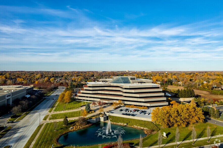 More Photos Of 2600 W Big Beaver Rd, Troy Office For Lease