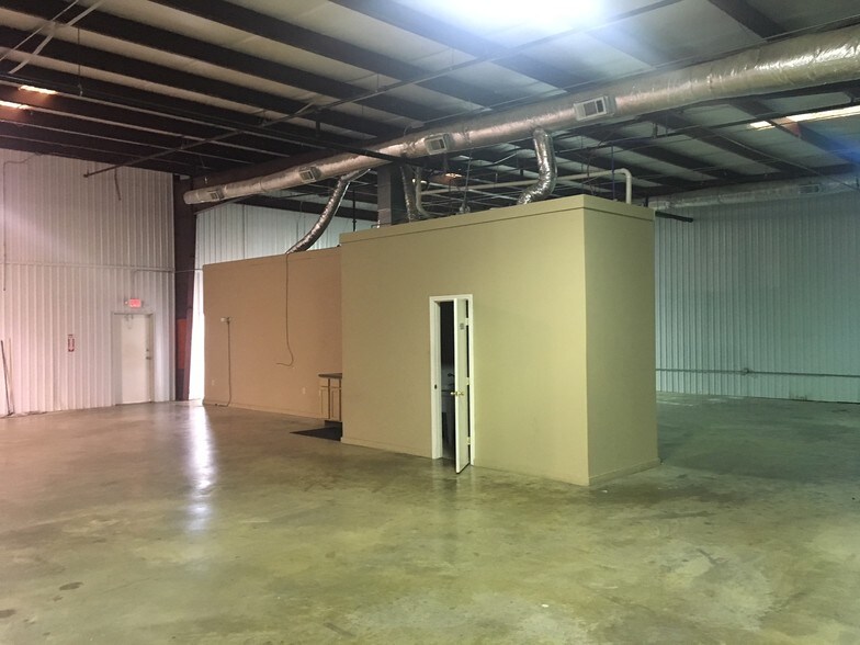 More Photos Of 644 Church Rd, Madison Warehouse For Lease
