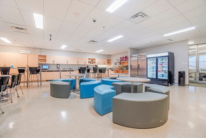 More Photos Of 7150 Rue Albert-Einstein, Montréal Office Residential For Lease