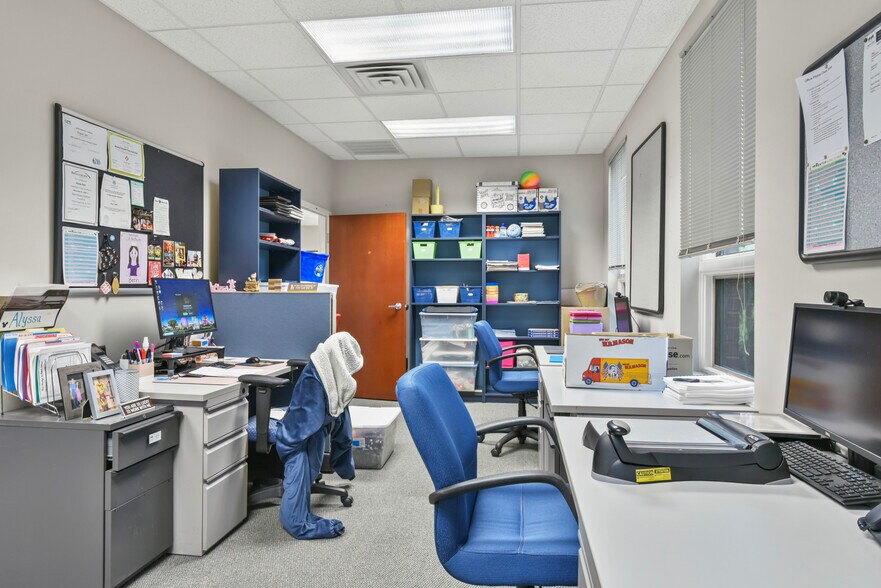More Photos Of 875 Centerville Rd, Warwick Office For Lease