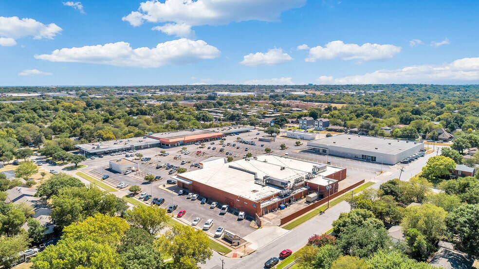 More Photos Of 3511-3563 S Hills Ave, Fort Worth Unknown For Lease