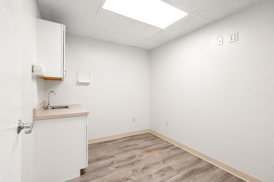 More Photos Of 6 Essex Center Dr, Peabody Medical For Sale