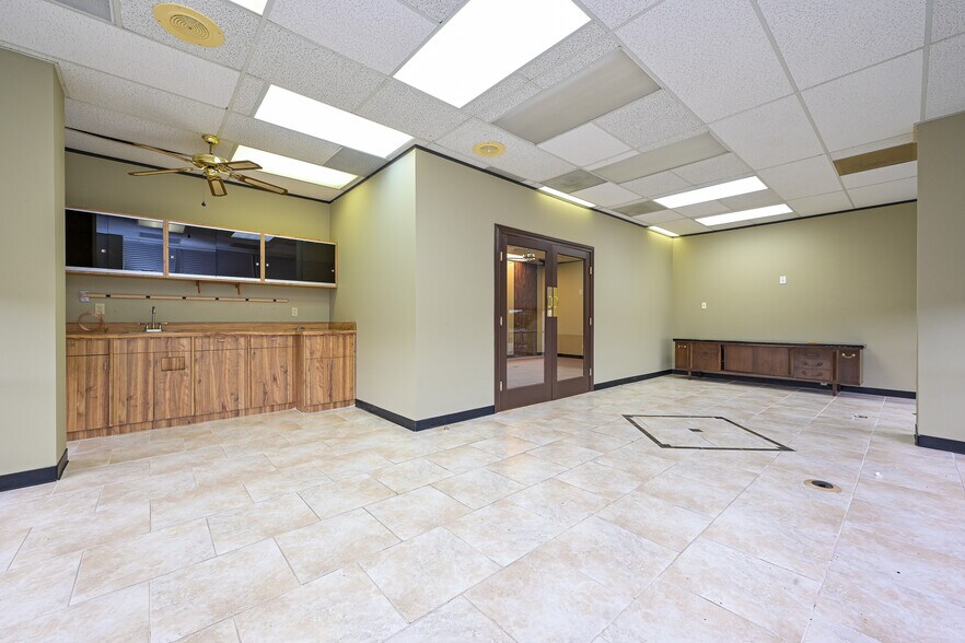 More Photos Of 5625 Cypress Creek Pky, Houston Office For Sale