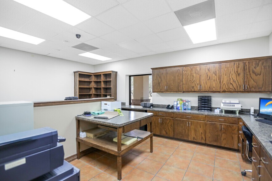 More Photos Of 802 E Expressway 83, La Joya General Retail For Sale