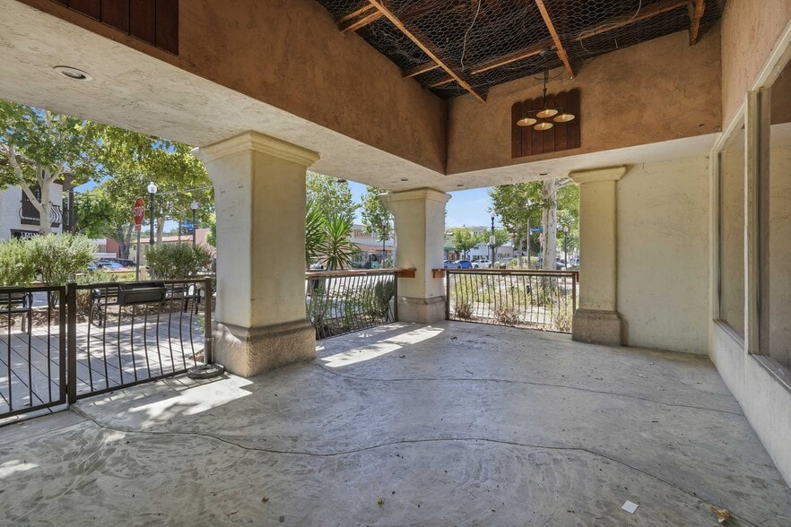 More Photos Of 24258-24274 Main St, Newhall Restaurant For Lease
