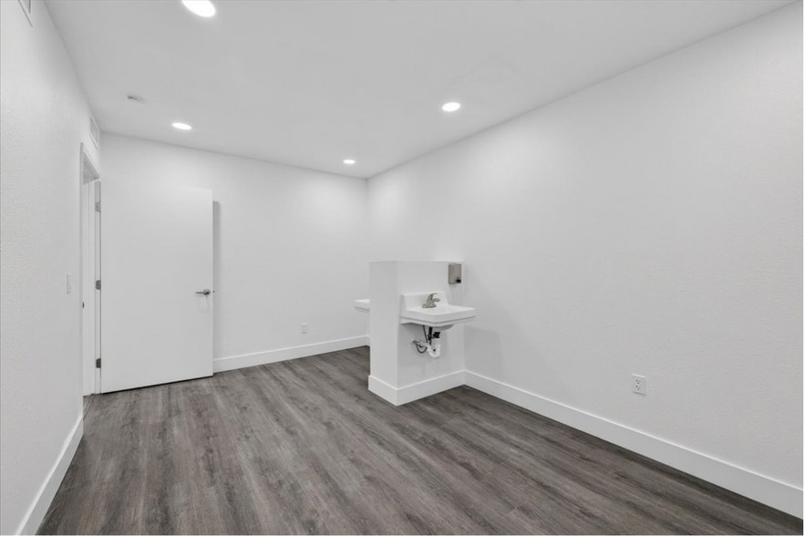 More Photos Of 28-40 E Minarets Ave, Pinedale Medical For Lease