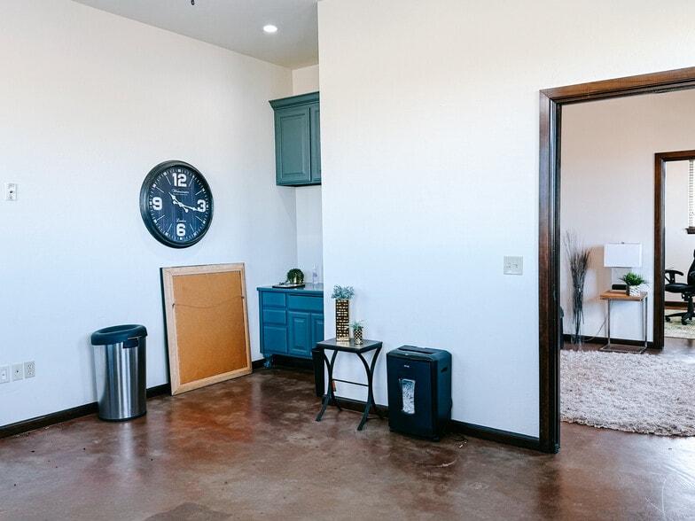 More Photos Of 604 W 18th St, Edmond Office For Lease