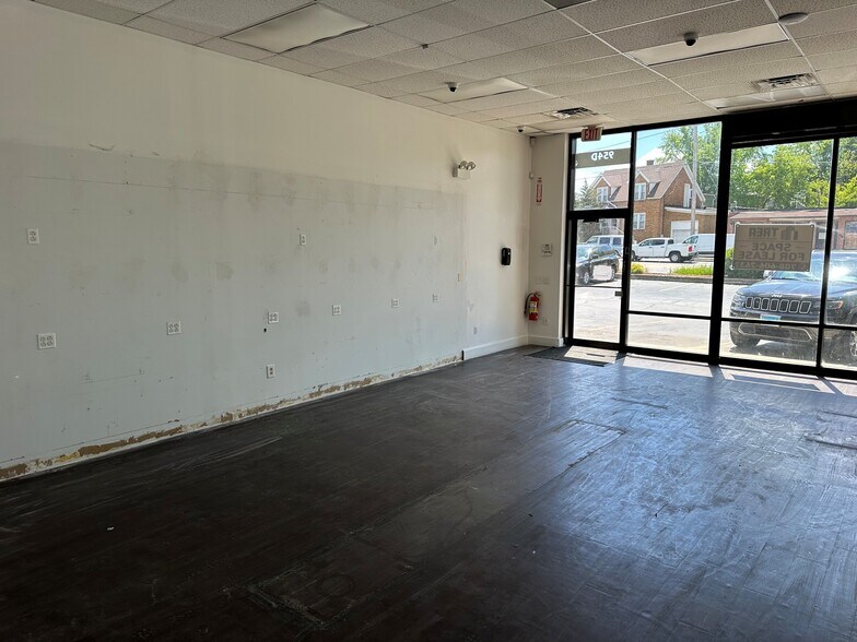 More Photos Of 954 E New York St, Aurora Storefront For Lease