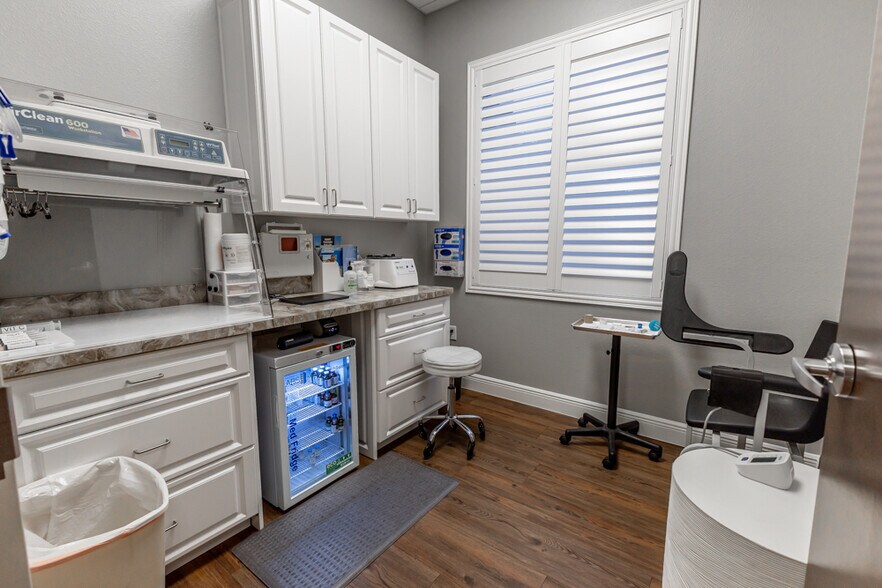 More Photos Of 809 County Road 466, Lady Lake Office For Sale